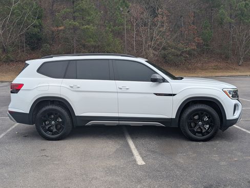 Used 2024 Volkswagen Atlas Peak Edition SE image 10