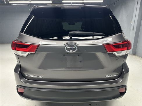 Used 2017 Toyota Highlander XLE AWD/4WD image 11