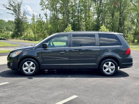 Used 2011 Volkswagen Routan SE FWD image 10
