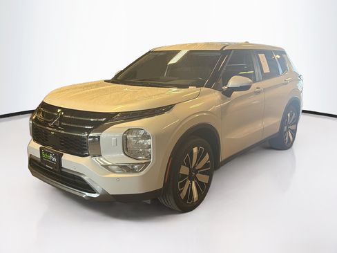 Used 2025 Mitsubishi Outlander SE AWD/4WD image 3