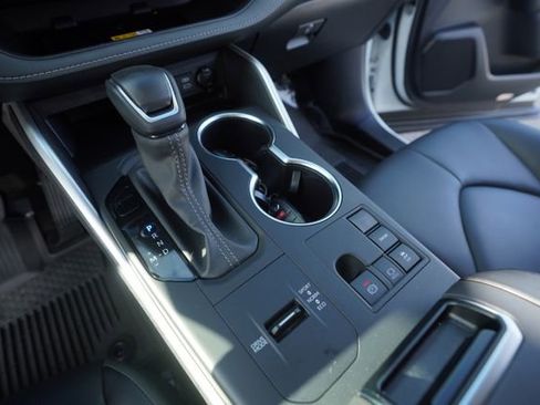 Used 2024 Toyota Highlander LE image 34