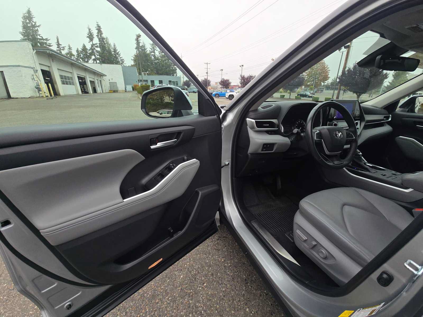 Used 2023 Toyota Highlander XLE AWD/4WD image 20