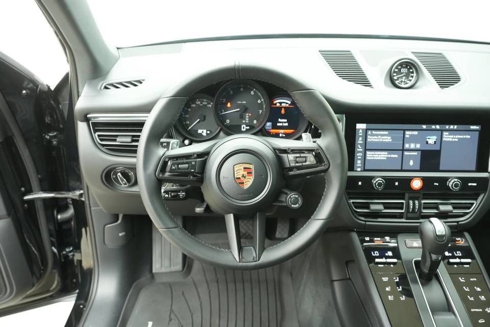 Certified 2026 Porsche Macan AWD/4WD image 13