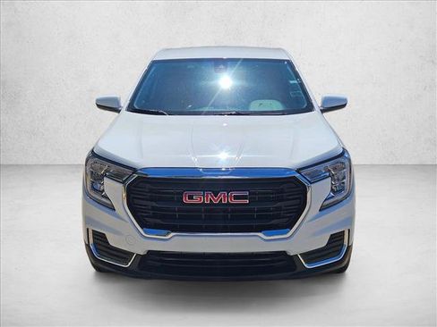 Used 2024 GMC Terrain SLE FWD image 2