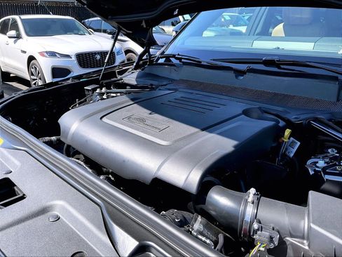 New 2026 Land Rover Discovery Dynamic SE image 32