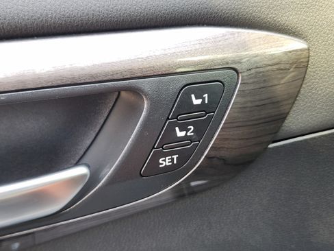 Used 2021 Toyota Highlander Limited FWD image 18