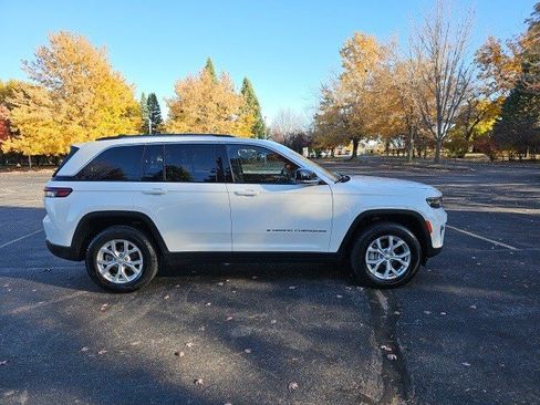 Used 2024 Jeep Grand Cherokee Limited image 7