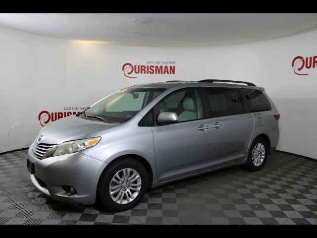 Used 2017 Toyota Sienna XLE w/ XLE Navigation Package FWD image 3