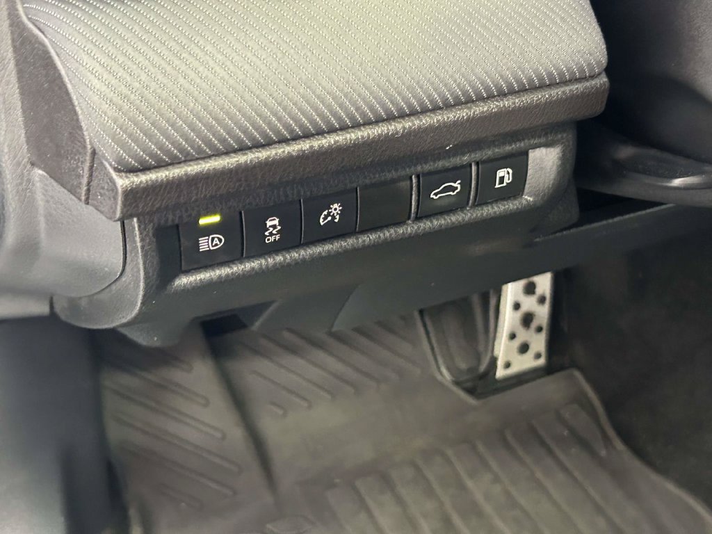 Used 2025 Toyota Camry SE FWD image 18