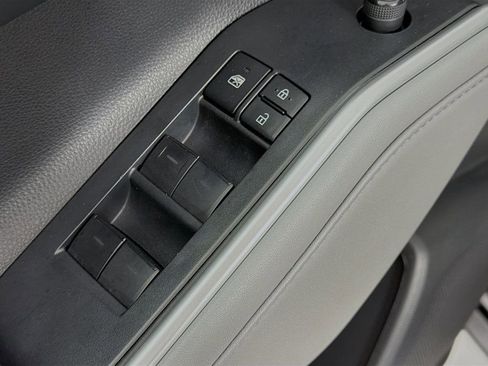 Used 2022 Toyota Highlander XLE AWD/4WD image 18