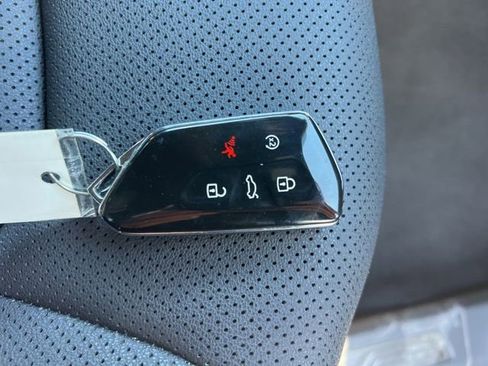 Used 2024 Volkswagen Atlas Cross Sport SE image 34