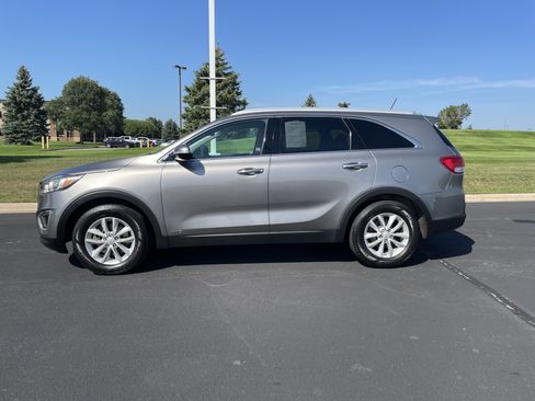 Used 2017 Kia Sorento AWD image 2