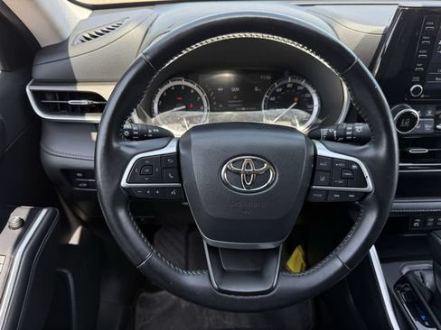 Used 2022 Toyota Highlander XLE FWD image 14