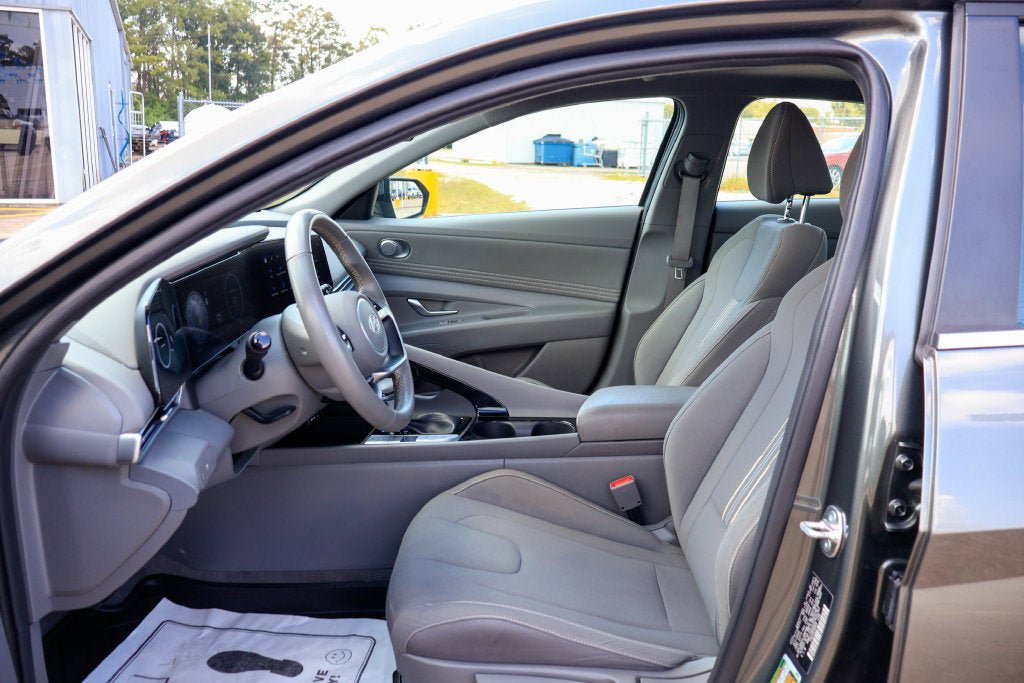 Used 2025 Hyundai Elantra SEL FWD image 7
