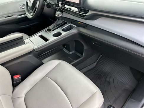 Certified 2026 Toyota Sienna XLE FWD image 17