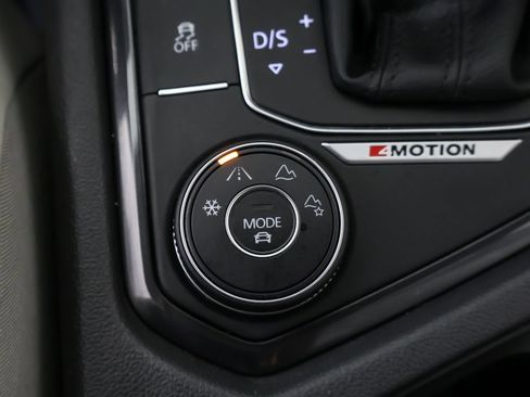 Used 2018 Volkswagen Tiguan SE AWD/4WD image 48