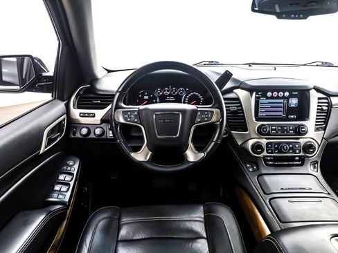 Used 2020 GMC Yukon XL Denali w/ Denali Premium Package image 4