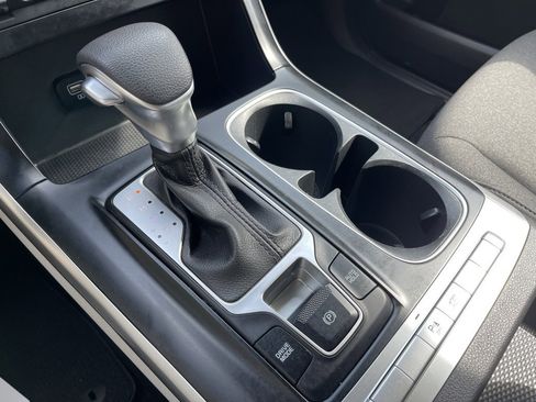 Used 2022 Kia Carnival LX image 16