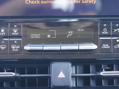 Used 2023 Toyota Highlander Limited image 32