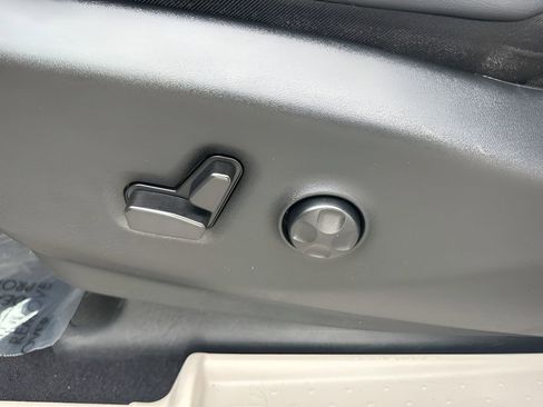 Used 2024 Chrysler Pacifica Touring-L image 10