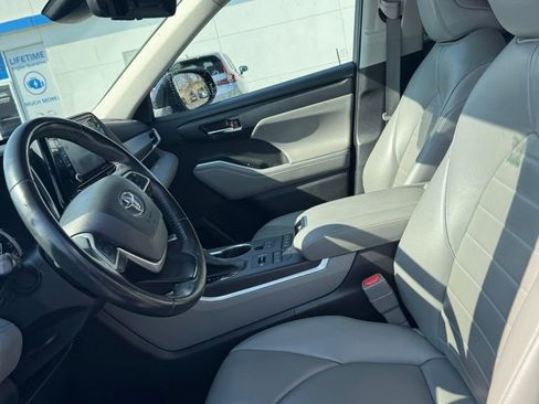 Used 2022 Toyota Highlander XLE image 10
