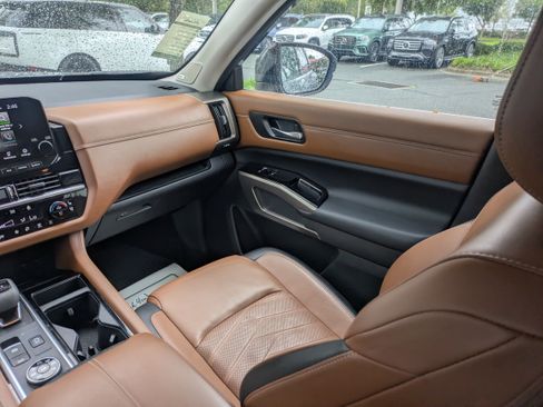 Used 2023 Nissan Pathfinder Platinum w/ Cargo Package AWD/4WD image 16