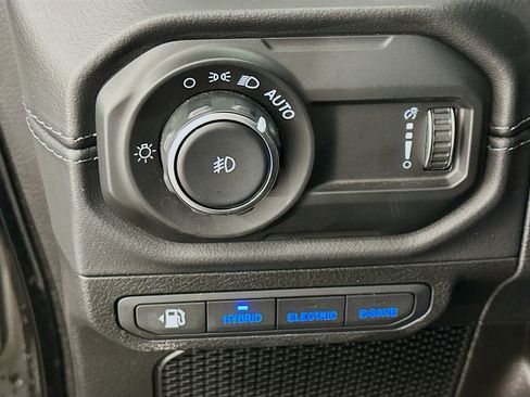 Used 2025 Jeep Wrangler Sahara image 17