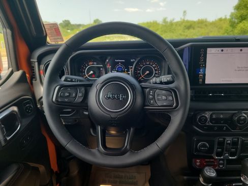 Used 2025 Jeep Wrangler Unlimited Rubicon AWD/4WD image 30