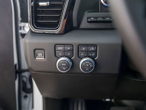 Used 2025 GMC Sierra 1500 AT4 w/ AT4 Premium Package AWD/4WD image 18