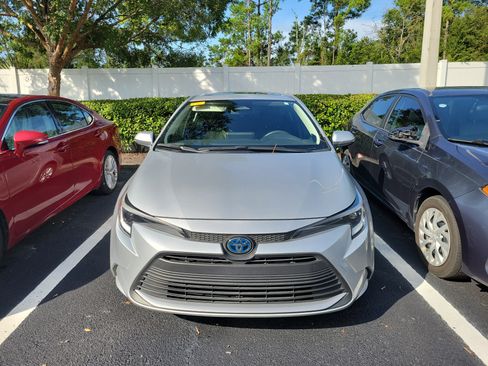 Used 2023 Toyota Corolla XLE FWD image 2