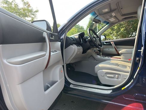 Used 2013 Toyota Highlander Limited AWD/4WD image 2