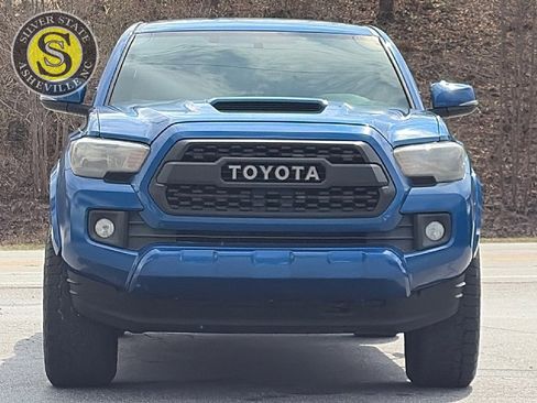Used 2016 Toyota Tacoma TRD Sport w/ Towing Package image 2