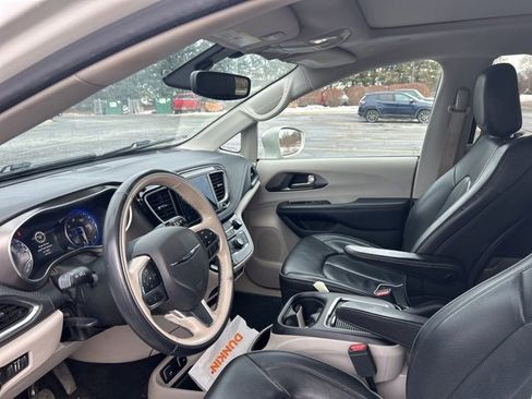 Used 2019 Chrysler Pacifica Limited w/ 8-pass Seating Package image 11