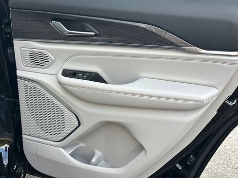 Used 2023 Jeep Grand Cherokee Overland image 16