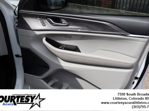 Used 2022 Jeep Grand Cherokee L Overland w/ Luxury Tech Group IV AWD/4WD image 37