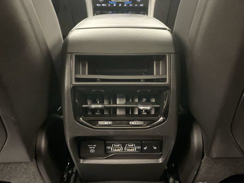Used 2024 Jeep Grand Cherokee Limited w/ Luxury Tech Group II AWD/4WD image 17