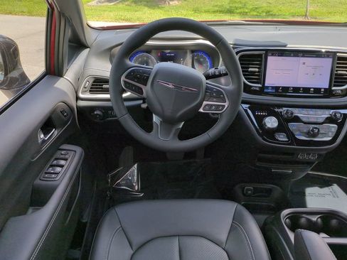New 2025 Chrysler Pacifica Select FWD image 17