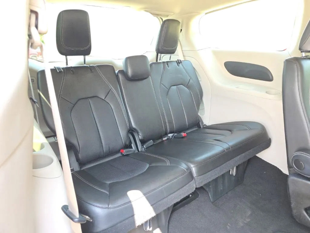 Used 2023 Chrysler Pacifica Touring-L FWD image 19