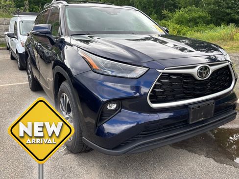 Used 2022 Toyota Highlander XLE AWD/4WD image 1