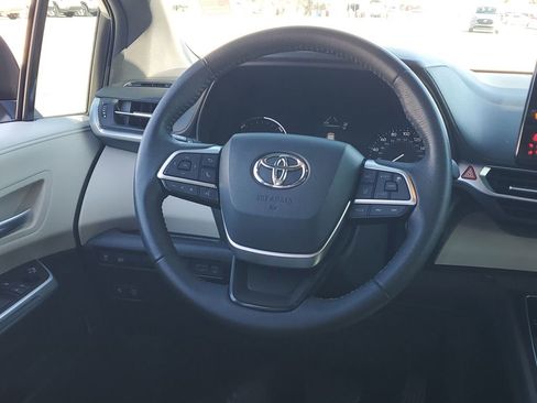 Certified 2021 Toyota Sienna XLE image 25