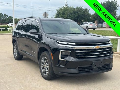 Used 2025 Chevrolet Traverse LT w/ Driver Confidence Package FWD image 1