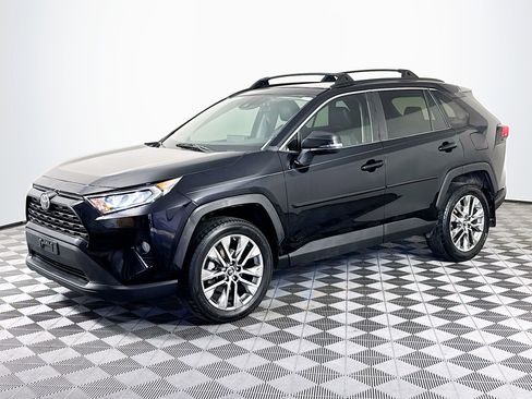 Used 2019 Toyota RAV4 XLE Premium image 4