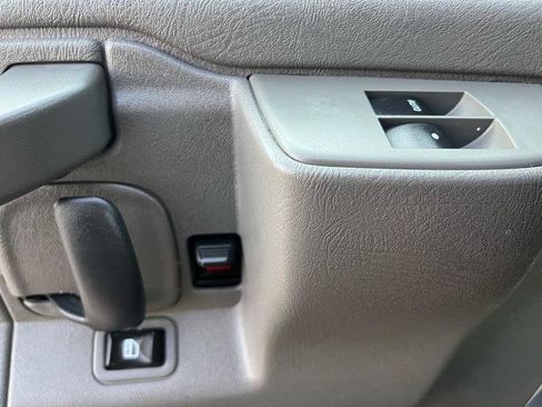 Used 2016 Chevrolet Express 2500 RWD image 22