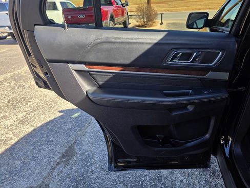 Used 2018 Ford Explorer Platinum image 12