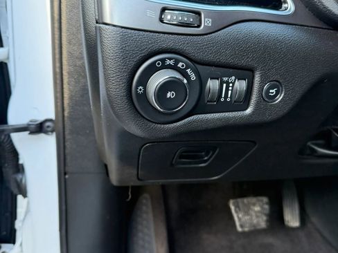 Used 2019 Jeep Cherokee Limited image 40