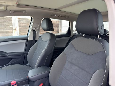 Used 2022 Volkswagen Taos SE image 10