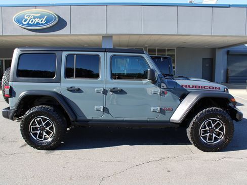 Used 2025 Jeep Wrangler Unlimited Rubicon image 2