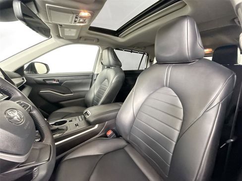 Certified 2022 Toyota Highlander XLE image 15
