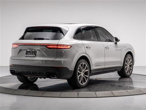 Used 2023 Porsche Cayenne Platinum Edition image 9