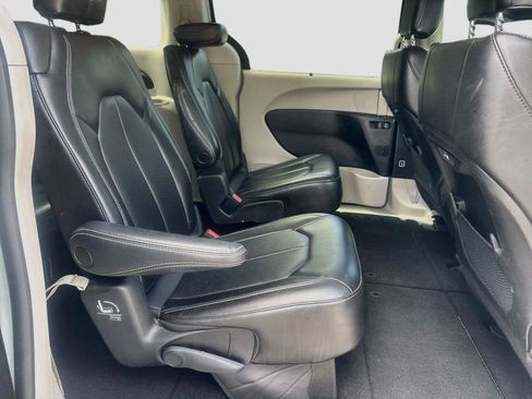 Used 2023 Chrysler Pacifica Touring-L FWD image 24